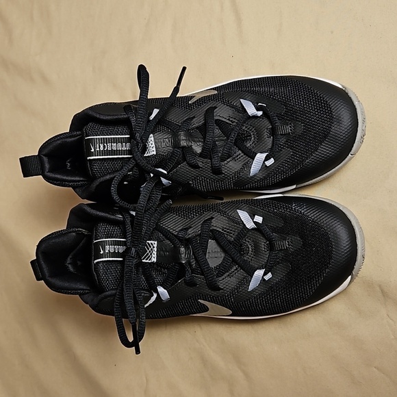 Nike FUTURECRT Youth Court Shoes  Size: 3 1/2 NWOT - Picture 2 of 13